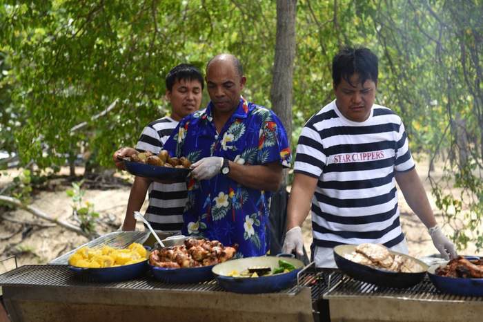 ©Star Clippers lifestyle beach bbq.jpg